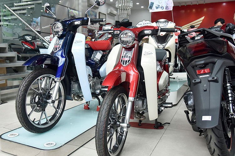 Không chỉ bản đen nhám, Honda Super Cub C125 bản tiêu chuẩn hiện cũng đang đội giá hàng chục triệu đồng tại đại lý.