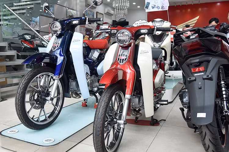 Không chỉ bản đen nhám, Honda Super Cub C125 bản tiêu chuẩn hiện cũng đang đội giá hàng chục triệu đồng tại đại lý.