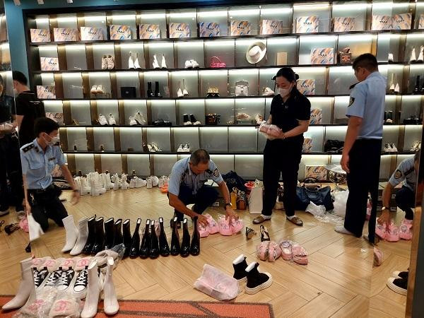 Hàng loạt các mặt hàng thời trang kinh doanh tại “TRANG NEMO STYLE” như túi, ví Gucci, Fendi, giầy dép Chanel, quần áo Louis Vuitton … đều có dấu hiệu giả mạo nhãn hiệu đã đăng ký bảo hộ tại Việt Nam. (Ảnh: QLTT TP HCM) Hàng loạt các mặt hàng thời trang kinh doanh tại “TRANG NEMO STYLE” như túi, ví Gucci, Fendi, giầy dép Chanel, quần áo Louis Vuitton … đều có dấu hiệu giả mạo nhãn hiệu đã đăng ký bảo hộ tại Việt Nam. (Ảnh: QLTT TP HCM)