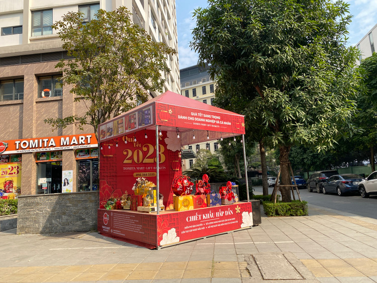 Một gian hàng quà tết trên Phố Khúc Thừa Dụ