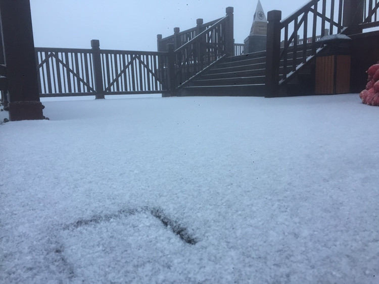 Dạng tuyết bay ở Fansipan hôm nay tương tự với thời điểm tháng 2/2021- Ảnh: Thiên Anh.