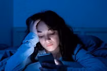 Ánh sáng xanh từ điện thoại đang phá hủy giấc ngủ của bạn