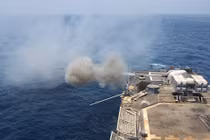 Mỹ nã pháo bắt tàu Iran trên biển Oman, Tehran dọa trả đũa