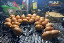 Quán trứng nướng vỉa hè thu hàng trăm triệu đồng mỗi tháng