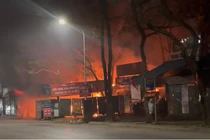 Cháy lớn trong đêm mùng 2 Tết tại Hà Nội, khói đen cuồn cuộn