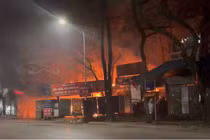 Cháy lớn trong đêm mùng 2 Tết tại Hà Nội, khói đen cuồn cuộn