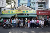 Người dân TP HCM xếp hàng dài mua gà cúng ngày mùng 3 Tết