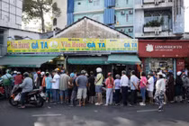 Người dân TP HCM xếp hàng dài mua gà cúng ngày mùng 3 Tết