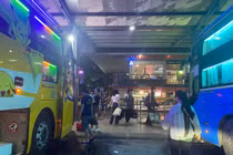 Bến xe Hà Nội 'tăng nhiệt' trước kỳ nghỉ lễ: Hành khách đi sớm né đông