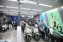 Giá xăng leo thang, xe điện hút khách tại Hà Nội