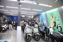 Giá xăng leo thang, xe điện hút khách tại Hà Nội