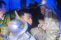 Cháy nhà ở Hà Nội lúc rạng sáng, 2 người được giải cứu