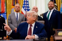 Trump gia hạn ngừng bắn với Iran vài giờ trước hết hạn