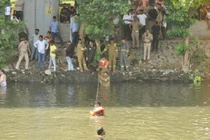 Cứu người nhảy kênh tự vẫn, cảnh sát giao thông tử vong