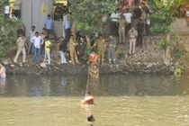 Cứu người nhảy kênh tự vẫn, cảnh sát giao thông tử vong