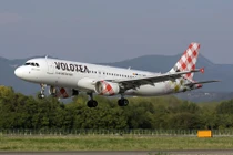 Bị hút vào động cơ máy bay, người đàn ông tử vong