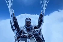 Du khách chơi dù lượn bị cuốn lên cao hơn 8.000 mét