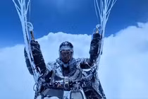 Du khách chơi dù lượn bị cuốn lên cao hơn 8.000 mét