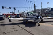 Máy bay hạ cánh khẩn cấp xuống đường, đâm loạt phương tiện ở Mỹ