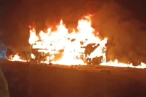 Xe buýt bốc cháy sau va chạm với xe tải, nhiều người thiệt mạng