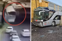 Tàu chở hàng đâm xe buýt hai tầng, hơn 70 người thương vong