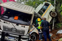 Xe buýt va chạm xe tải, ít nhất 11 người thiệt mạng