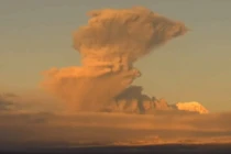 Khoảnh khắc núi lửa phun trào ở Nga, cột khói bụi cao 7 km