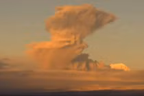 Khoảnh khắc núi lửa phun trào ở Nga, cột khói bụi cao 7 km