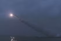 Triều Tiên lại phóng loạt tên lửa đạn đạo ra biển 