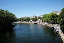 Rúng động vụ phát hiện 4 thi thể nổi trên dòng sông ở Pháp