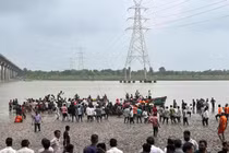 Hiện trường kinh hoàng vụ sập cầu bắc qua sông ở Ấn Độ