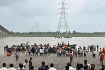 Hiện trường kinh hoàng vụ sập cầu bắc qua sông ở Ấn Độ