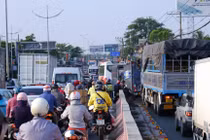 Cửa ngõ vào TPHCM kẹt cứng trở lại người và xe