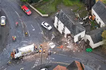 Xe chở rác đâm vào nhà dân, 3 người thương vong