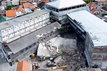 Thương vong mới nhất trong vụ sập trường học ở Indonesia