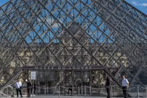 Diễn biến vụ trộm giữa ban ngày tại Bảo tàng Louvre