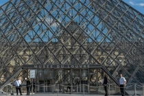 Diễn biến vụ trộm giữa ban ngày tại Bảo tàng Louvre