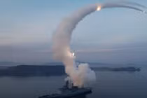 Ông Kim Jong Un cùng con gái theo dõi vụ thử tên lửa hành trình