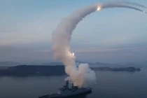 Ông Kim Jong Un cùng con gái theo dõi vụ thử tên lửa hành trình