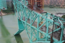 Hiện trường đứt dây cáp cầu đang xây ở Trung Quốc, 7 người thiệt mạng