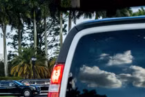 Đoàn xe của Tổng thống Trump phải chuyển hướng vì 'vật thể khả nghi'