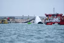 Máy bay Boeing đâm vào xe trên mặt đất lao xuống biển