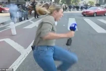 Đang đưa tin biểu tình ở Los Angeles, phóng viên trúng đạn cao su