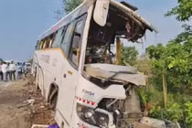 Xe buýt va chạm xe tải ở Ấn Độ, 4 người thiệt mạng