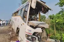 Xe buýt va chạm xe tải ở Ấn Độ, 4 người thiệt mạng