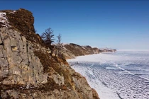 Xe chở khách du lịch rơi xuống hồ Baikal ở Nga