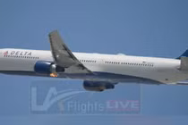 Máy bay chở 235 người hạ cánh khẩn vì cháy động cơ