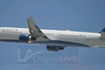 Máy bay chở 235 người hạ cánh khẩn vì cháy động cơ