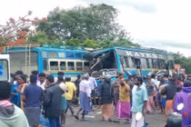 Hai xe buýt va chạm ở Ấn Độ, hơn 60 người thương vong
