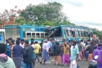 Hai xe buýt va chạm ở Ấn Độ, hơn 60 người thương vong